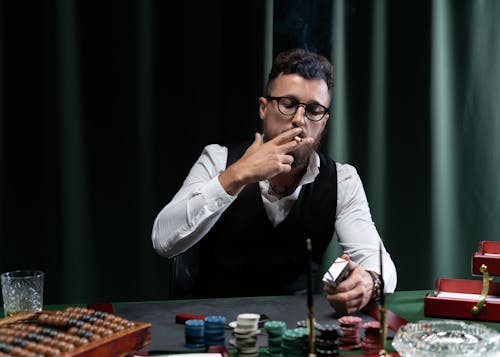 Ray Pokeri Lataamo: Tiedot Nettipokerin Lataamisesta Ja Pelaamisesta